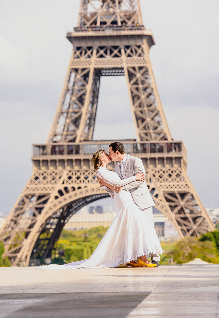 Noivo e noiva  se BEIJANDO na TORRE EIFFEL fotografado pelo FOTOGRAFO EM PARIS