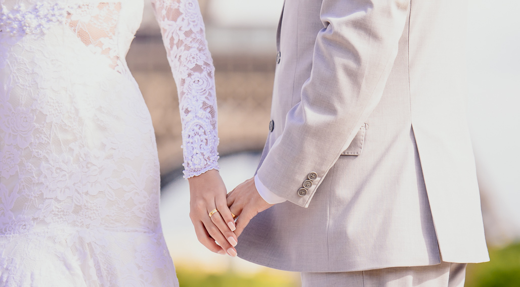 Noivo namorando com  noiva na TORRE EIFFEL fotografado pelo FOTOGRAFO EM PARIS