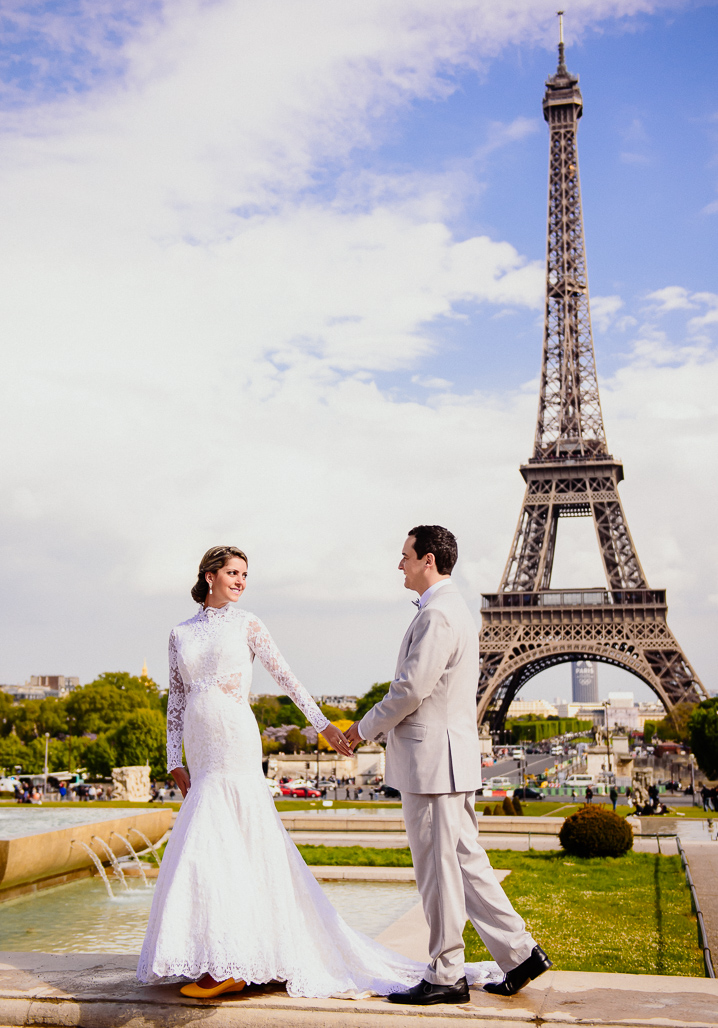 Noivo caminhando com  noiva na TORRE EIFFEL fotografado pelo FOTOGRAFO EM PARIS