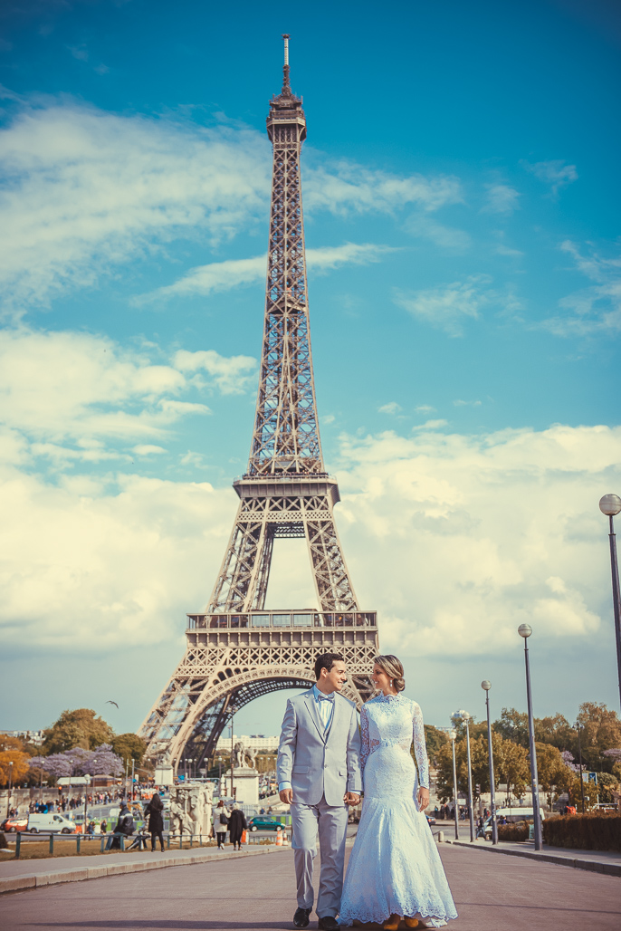 Noivo caminhando com  noiva na TORRE EIFFEL fotografado pelo FOTOGRAFO EM PARIS
