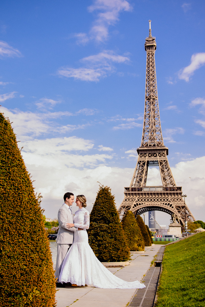 Noivo namorando com  noiva na TORRE EIFFEL fotografado pelo FOTOGRAFO EM PARIS