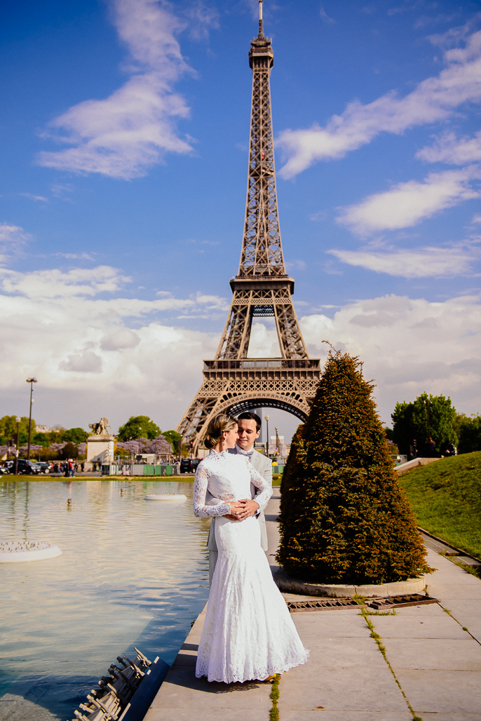 Noivo namorando com  noiva na TORRE EIFFEL fotografado pelo FOTOGRAFO EM PARIS