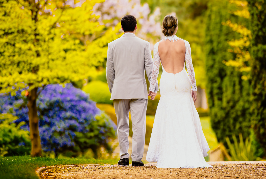 Noivo caminhando com noiva PARIS fotografado pelo FOTOGRAFO EM PARIS