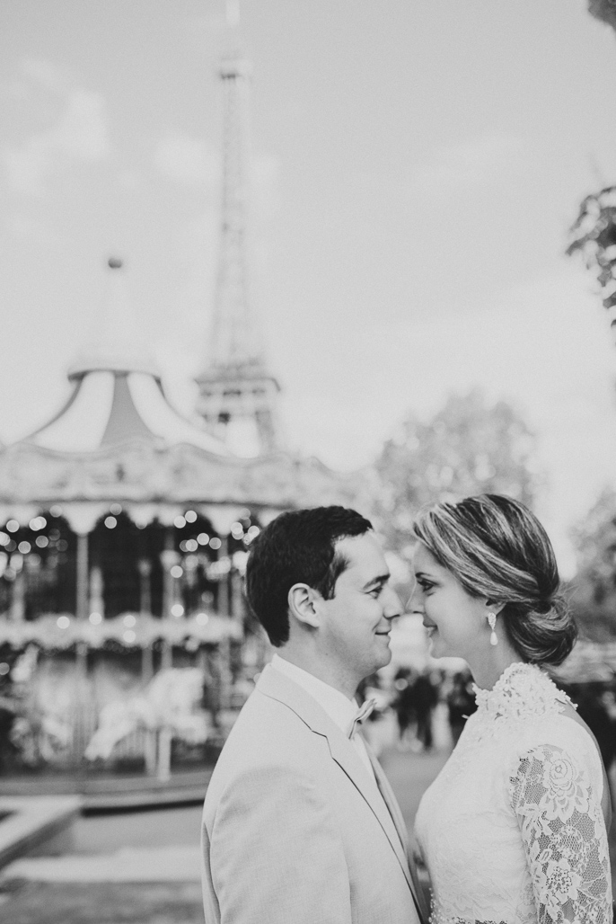 Noivo e noiva na TORRE EIFFEL fotografado pelo FOTOGRAFO EM PARIS