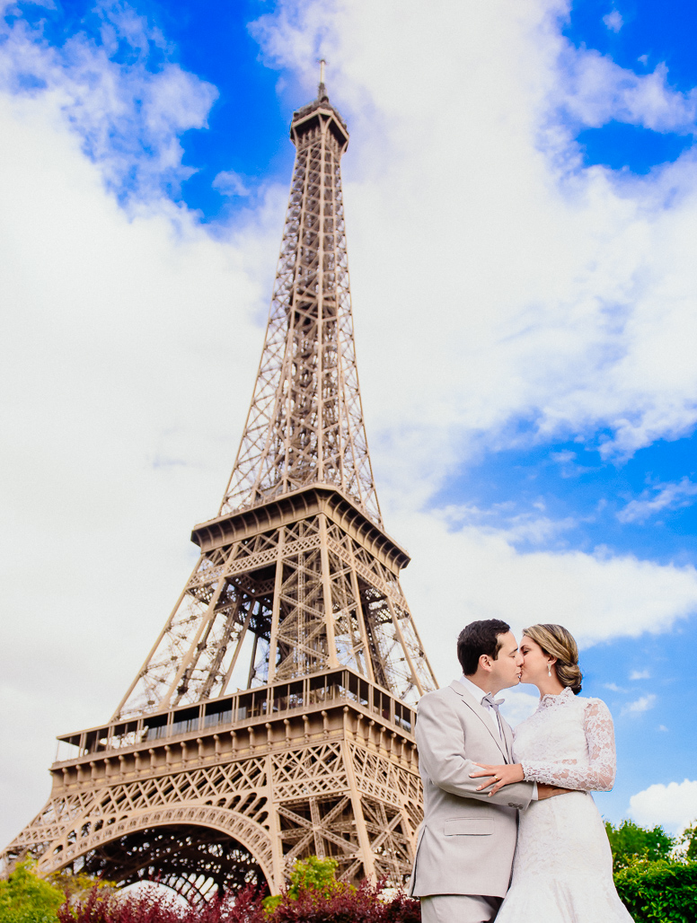 Noivo e noiva na TORRE EIFFEL fotografado pelo FOTOGRAFO EM PARIS