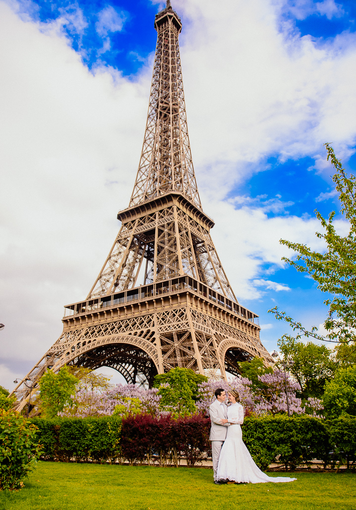 Noivo namorando com  noiva na TORRE EIFFEL fotografado pelo FOTOGRAFO EM PARIS