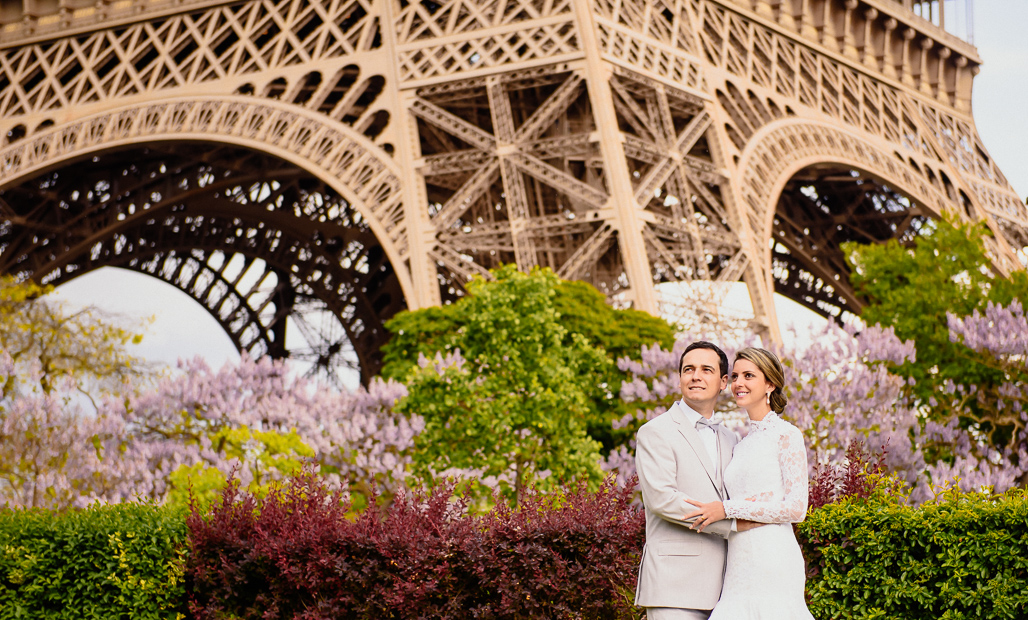 Noivo namorando com  noiva na TORRE EIFFEL fotografado pelo FOTOGRAFO EM PARIS