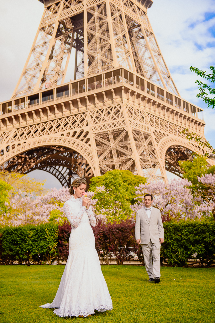 Noiva cheirando flor na TORRE EIFFEL e noivo olhando apaixonado fotografado pelo FOTOGRAFO BRASILEIRO EM PARIS