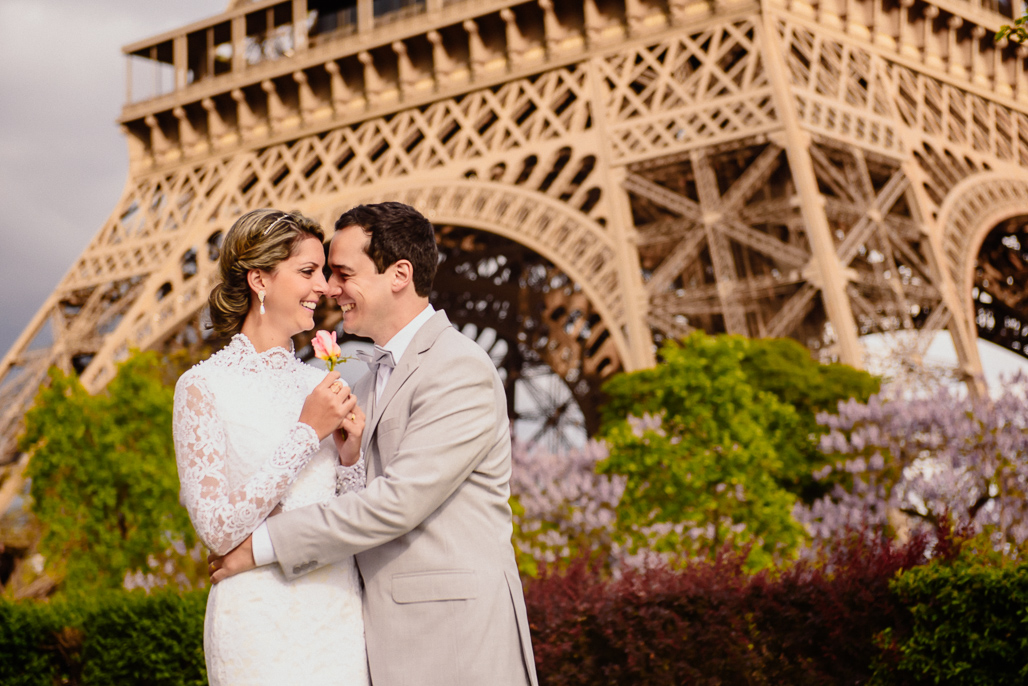 Noiva cheirando flor na TORRE EIFFEL e noivo olhando apaixonado fotografado pelo FOTOGRAFO BRASILEIRO EM PARIS