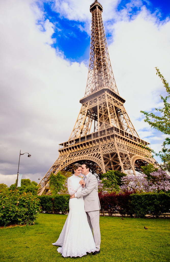Noiva cheirando flor na TORRE EIFFEL e noivo olhando apaixonado fotografado pelo FOTOGRAFO BRASILEIRO EM PARIS