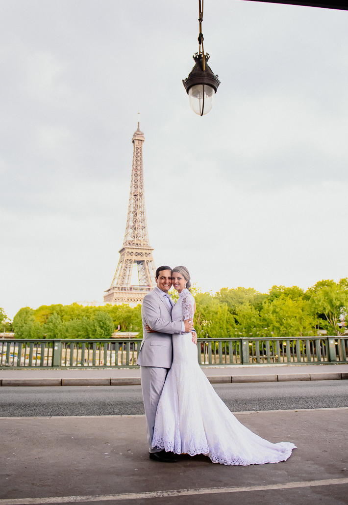 noivos na ponte BIR HACKEIN com visão para TORRE EIFFEL fotografado pelo FOTOGRAFO EM PARIS