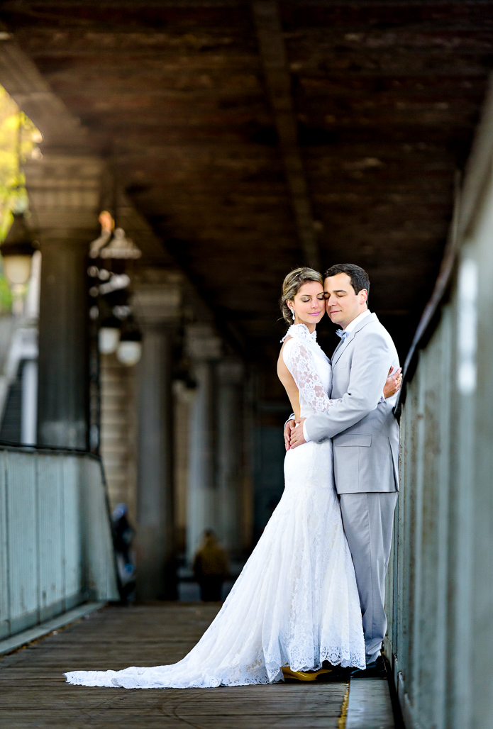 noivos na ponte BIR hackein  em PARIS fotografado pelo FOTOGRAFO EM PARIS