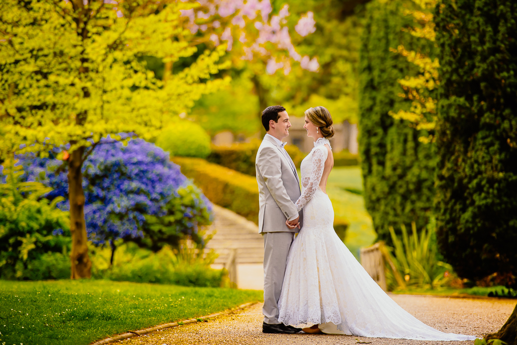 Noivo caminhando com noiva PARIS fotografado pelo FOTOGRAFO EM PARIS
