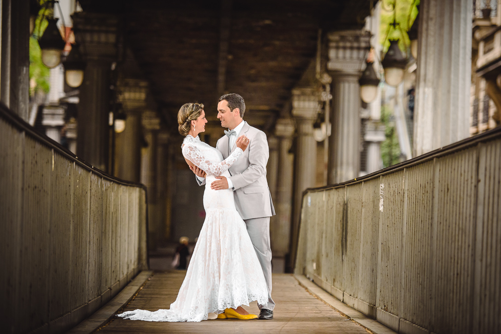 noivos na ponte BIR hackein  em PARIS fotografado pelo FOTOGRAFO EM PARIS