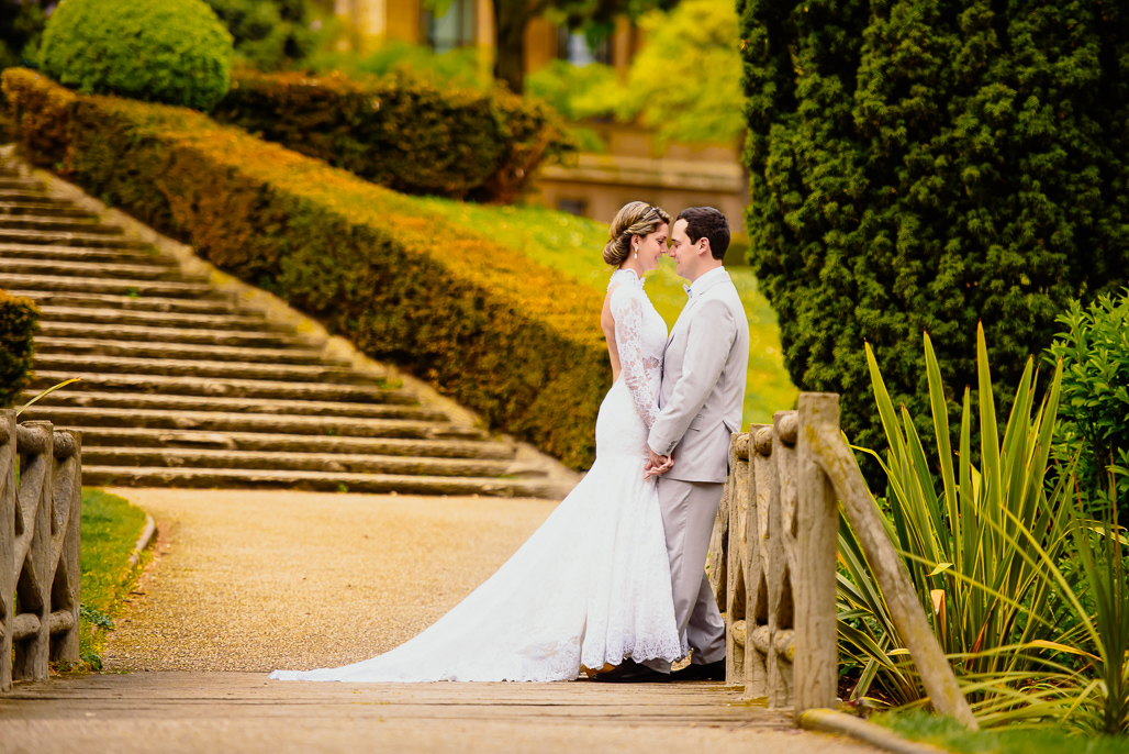 Noivo namorando com  noiva PARIS fotografado pelo FOTOGRAFO EM PARIS