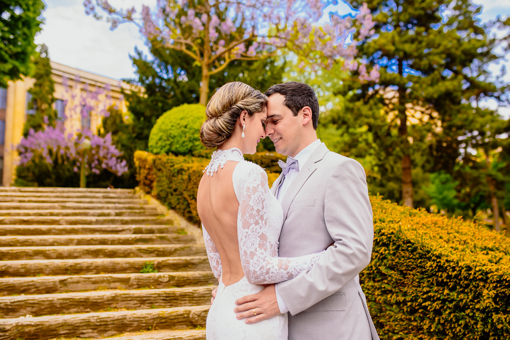 Noivo namorando com  noiva PARIS fotografado pelo FOTOGRAFO EM PARIS