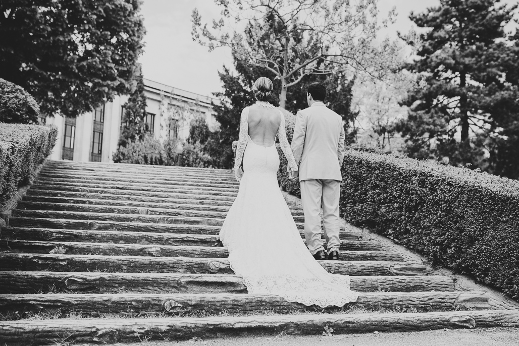 Noivo caminhando com noiva PARIS fotografado pelo FOTOGRAFO EM PARIS