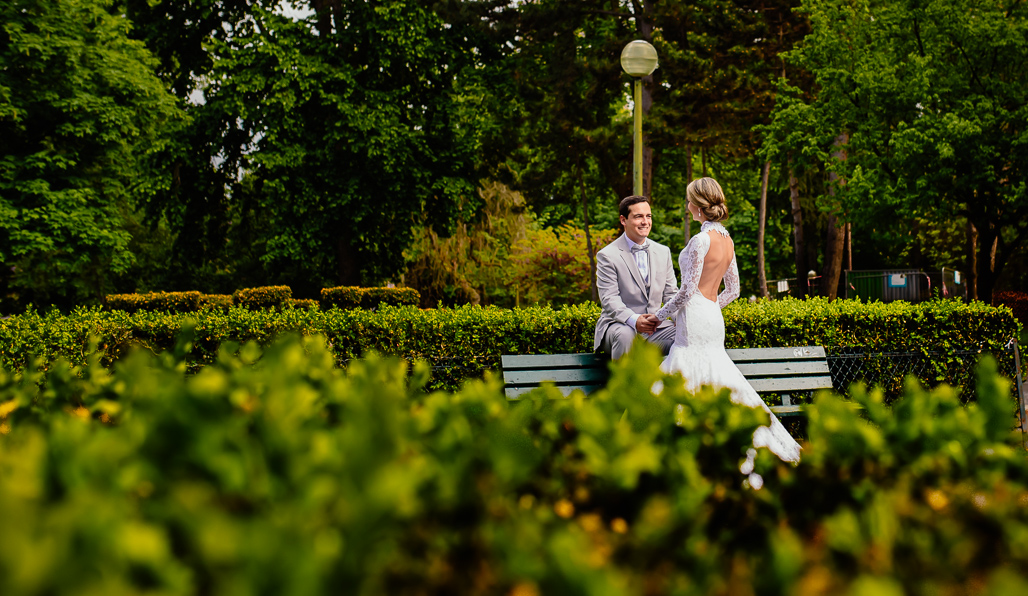 Noivo namorando com  noiva PARIS fotografado pelo FOTOGRAFO EM PARIS