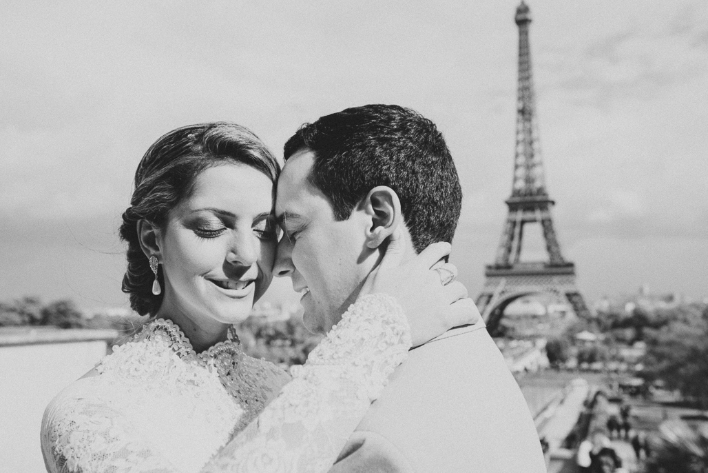 Noivo e noiva  se BEIJANDO na TORRE EIFFEL fotografado pelo FOTOGRAFO EM PARIS