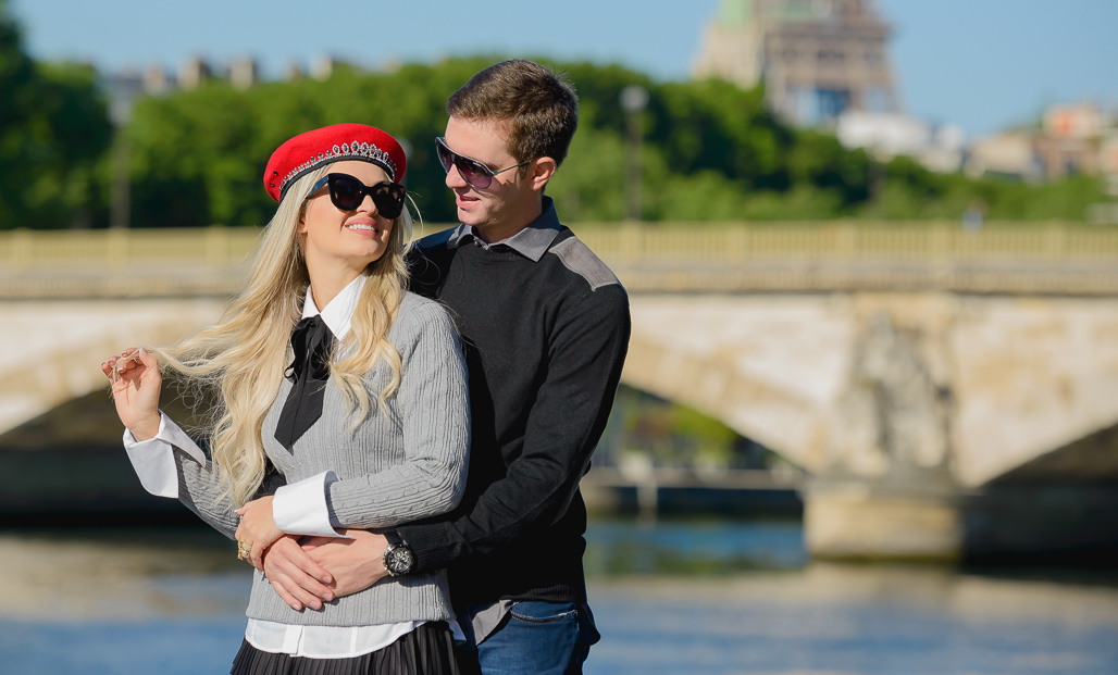 Casal abraçados na ponte ALEXANDRE 3 EM PARIS fotografado pela DF PHOTOGRAPHIE FOTOGRAFO EM PARIS