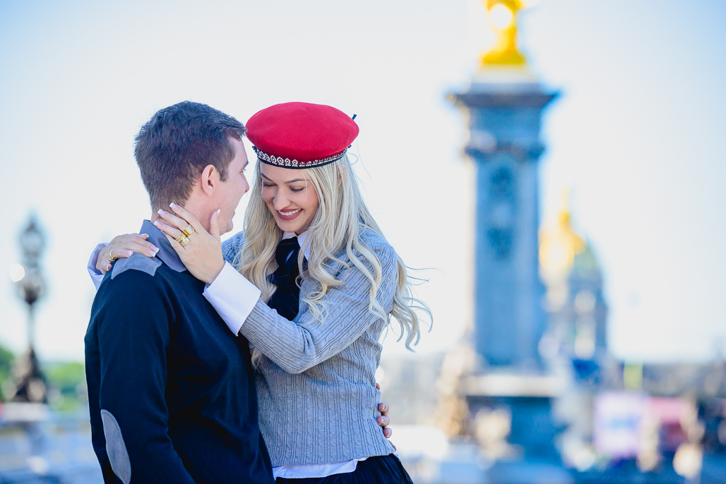 Casal abraçados na ponte ALEXANDRE 3 EM PARIS fotografado pela DF PHOTOGRAPHIE FOTOGRAFO EM PARIS