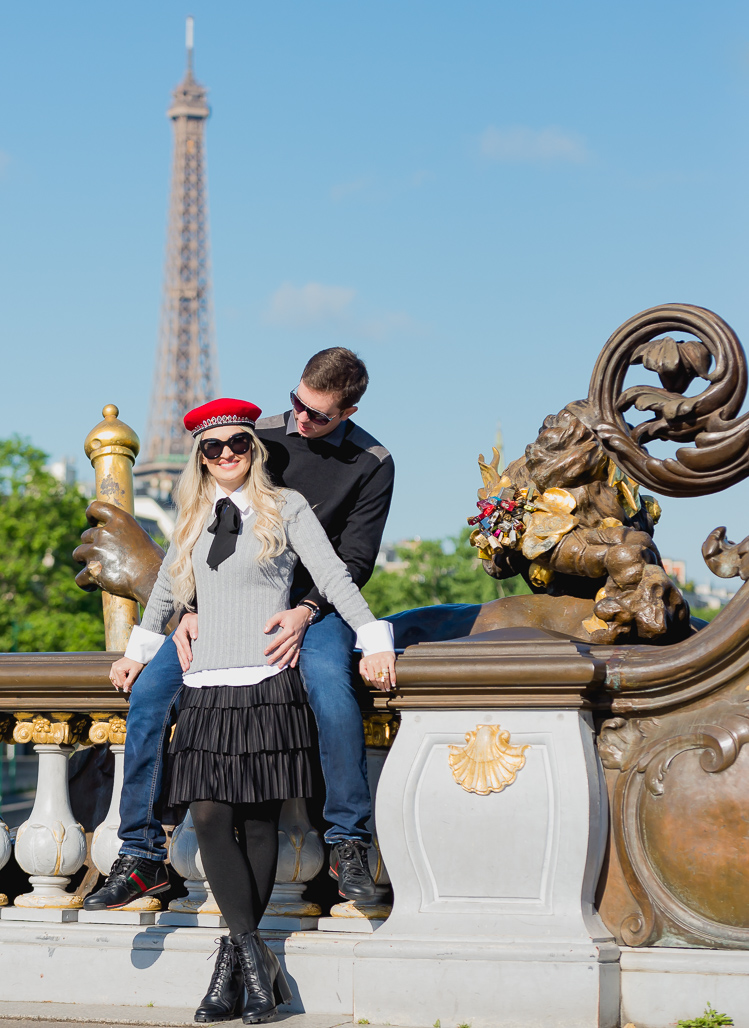 Casal abraçados na ponte ALEXANDRE 3 EM PARIS fotografado pela DF PHOTOGRAPHIE FOTOGRAFO EM PARIS