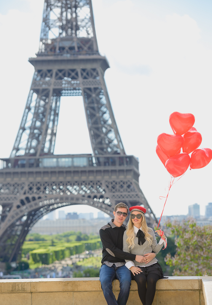 Namorados com uns balões vermelhos na Torre Eiffel fotografado pelo FOTOGRAFO EM PARIS