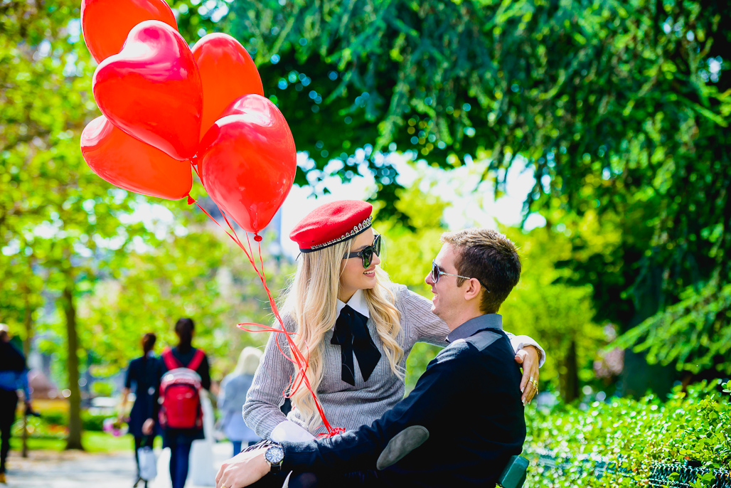 Namorados com uns balões vermelhos na Torre Eiffel fotografado pelo FOTOGRAFO EM PARIS