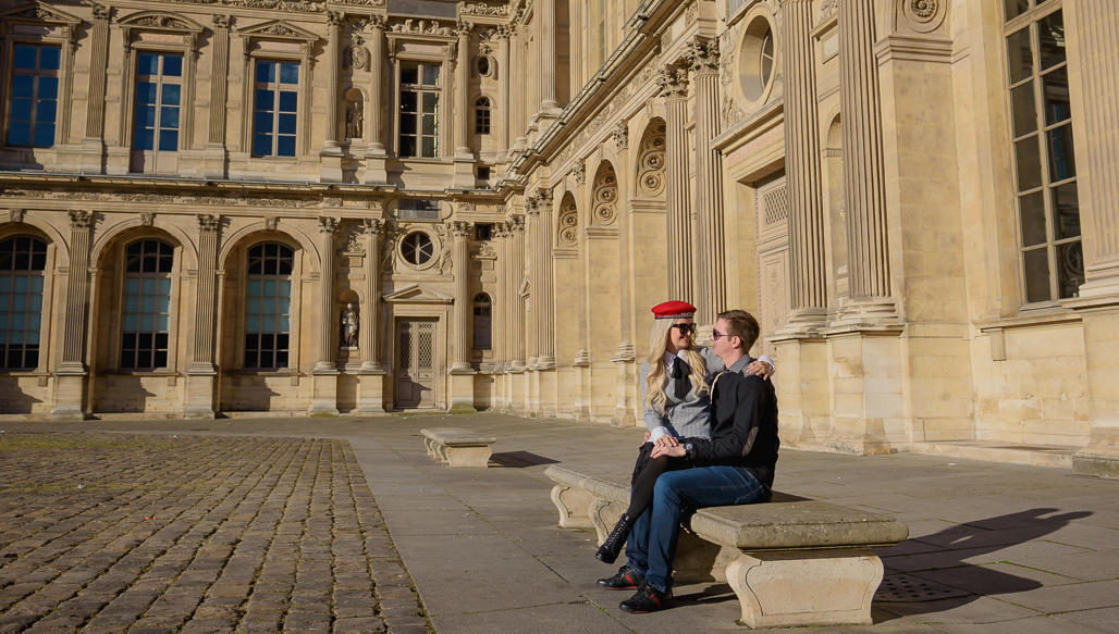 Casal apaixonado no MUSEU DO LOUVRE sentados fotografado pelo FOTOGRAFO EM PARIS
