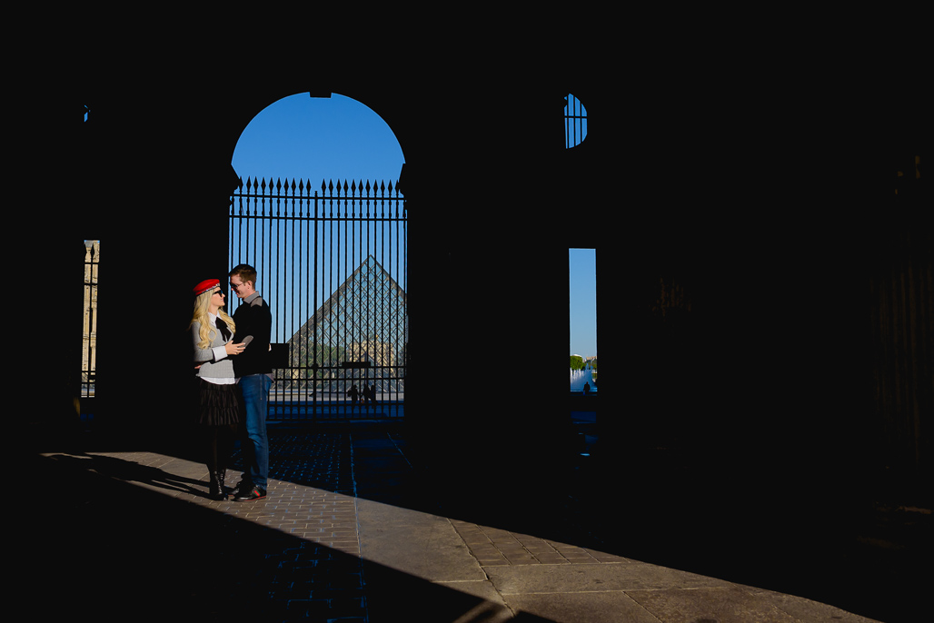 Casal apaixonado de mãos dadas no MUSEU DO LOUVRE sentados fotografado pelo FOTOGRAFO EM PARIS