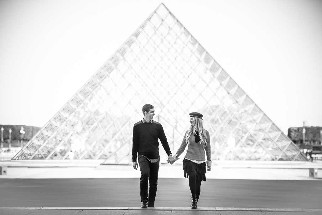 Casal apaixonado de mãos dadas no MUSEU DO LOUVRE sentados fotografado pelo FOTOGRAFO EM PARIS