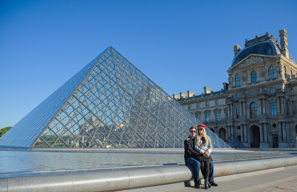 Casal apaixonado de mãos dadas no MUSEU DO LOUVRE sentados fotografado pelo FOTOGRAFO EM PARIS