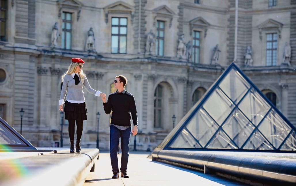 Casal apaixonado de mãos dadas  caminhando no MUSEU DO LOUVRE sentados fotografado pelo FOTOGRAFO EM PARIS