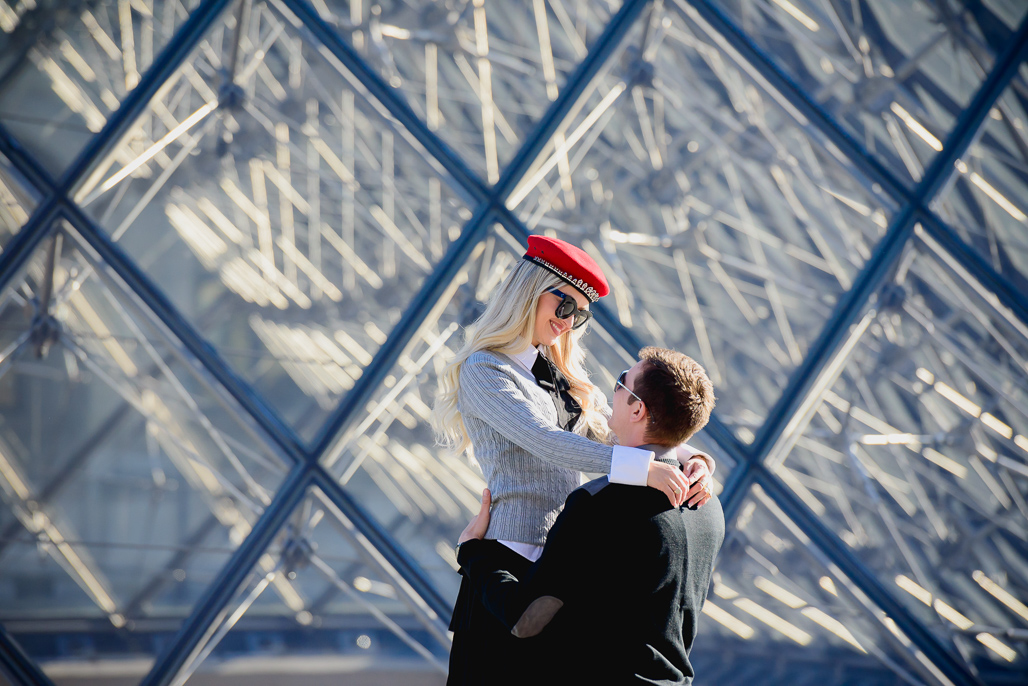Casal abraçados no MUSEU DO LOUVRE sentados fotografado pelo FOTOGRAFO EM PARIS