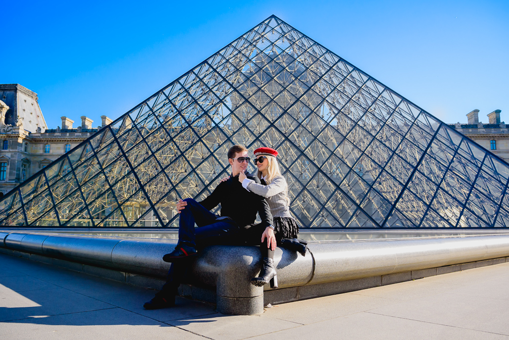 Casal abraçados no MUSEU DO LOUVRE sentados fotografado pelo FOTOGRAFO EM PARIS