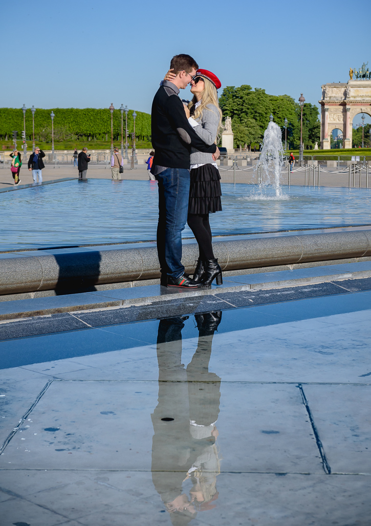 Casal abraçados no MUSEU DO LOUVRE sentados fotografado pelo FOTOGRAFO EM PARIS