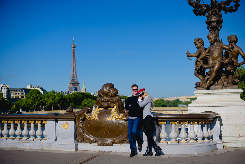 Casal abraçados na ponte ALEXANDRE 3 EM PARIS fotografado pela DF PHOTOGRAPHIE FOTOGRAFO EM PARIS