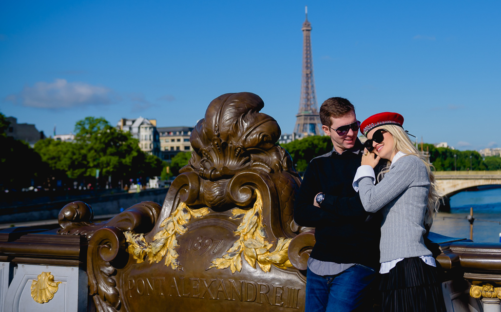 Casal abraçados na ponte ALEXANDRE 3 EM PARIS fotografado pela DF PHOTOGRAPHIE FOTOGRAFO EM PARIS