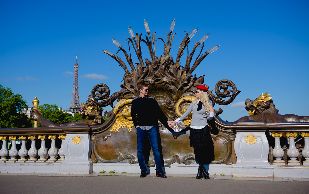 Casal abraçados na ponte ALEXANDRE 3 EM PARIS fotografado pela DF PHOTOGRAPHIE FOTOGRAFO EM PARIS