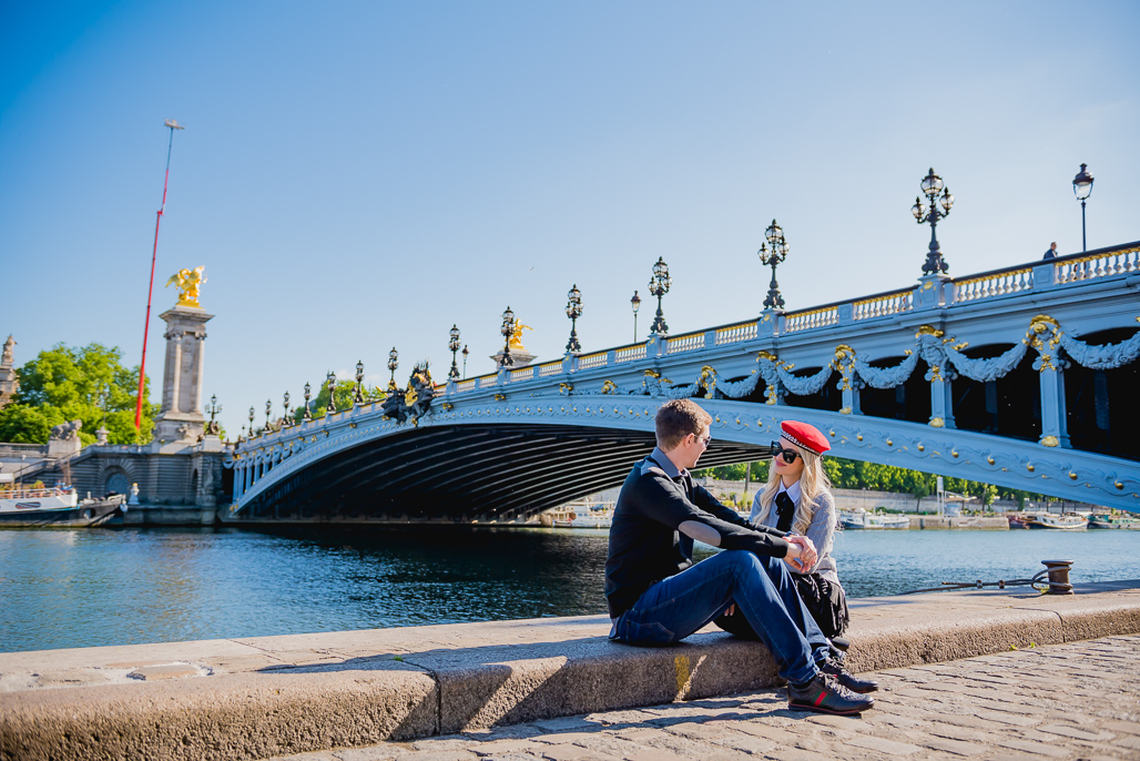 Casal abraçados na ponte ALEXANDRE 3 EM PARIS fotografado pela DF PHOTOGRAPHIE FOTOGRAFO EM PARIS