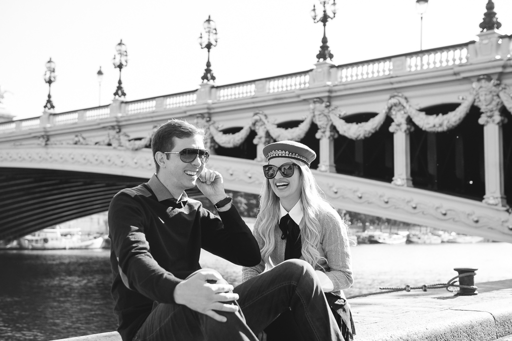 Casal se divertindo na  ponte ALEXANDRE 3 EM PARIS fotografado pela DF PHOTOGRAPHIE FOTOGRAFO EM PARIS