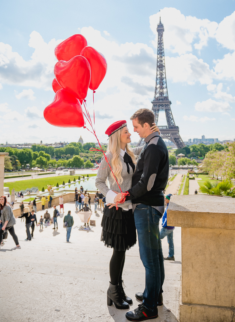 Namorados com uns balões vermelhos na Torre Eiffel fotografado pelo FOTOGRAFO EM PARIS
