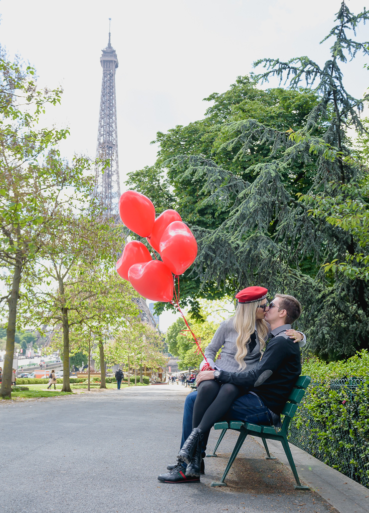 Namorados com uns balões vermelhos na Torre Eiffel fotografado pelo FOTOGRAFO EM PARIS