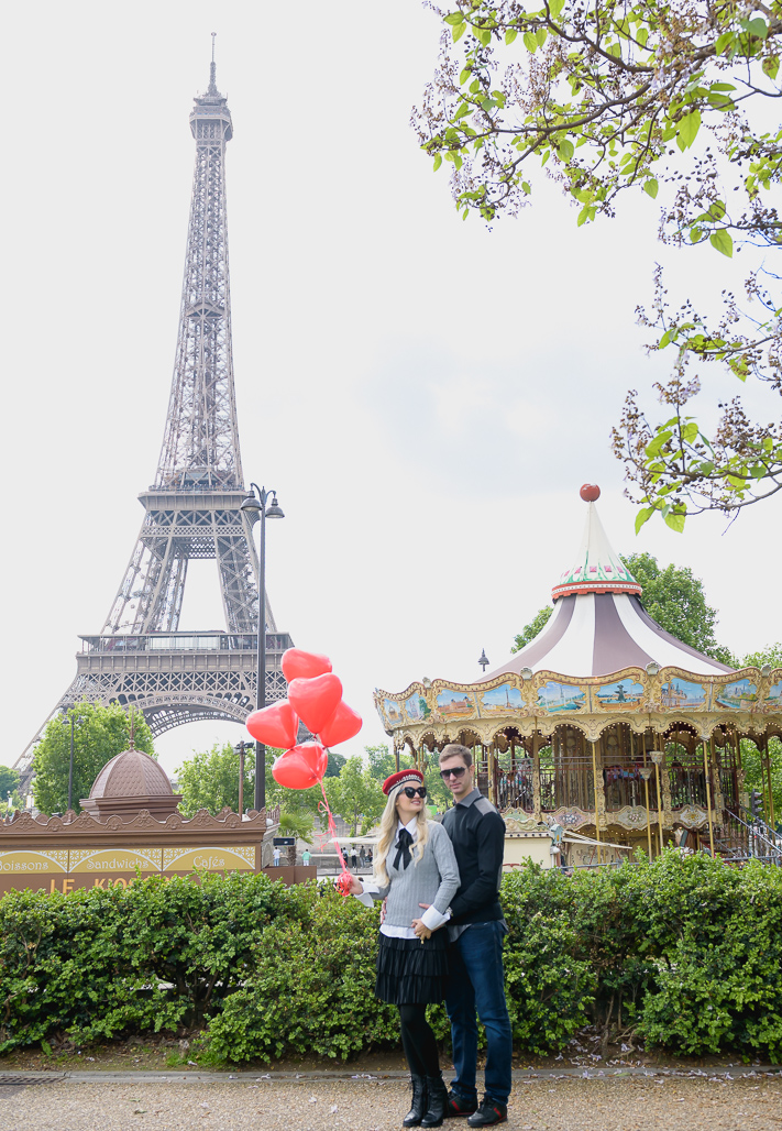 Namorados com uns balões vermelhos na Torre Eiffel fotografado pelo FOTOGRAFO EM PARIS