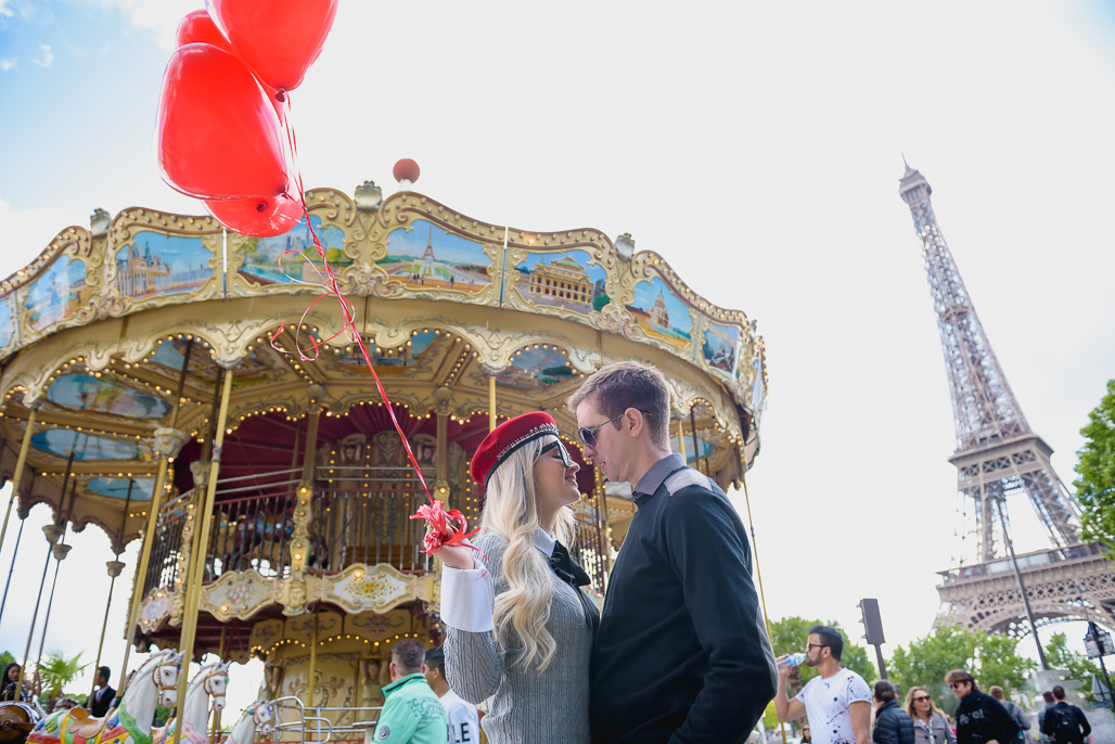 Namorados com uns balões vermelhos na Torre Eiffel fotografado pelo FOTOGRAFO EM PARIS