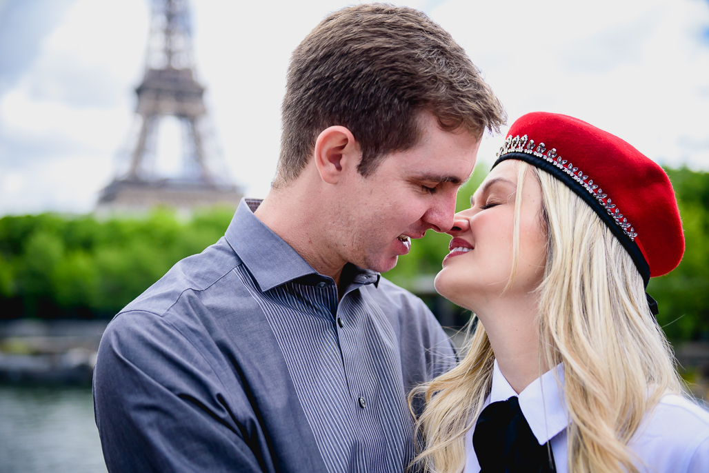 CASAL dançando na PONTE BIR HAKEIN fotografado pelo FOtOGRAFO EM PARIS
