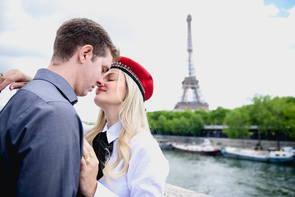 CASAL dançando na PONTE BIR HAKEIN fotografado pelo FOtOGRAFO EM PARIS
