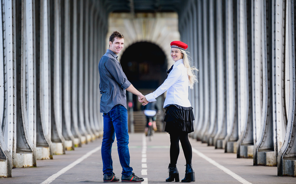 CASAL dançando na PONTE BIR HAKEIN fotografado pelo FOtOGRAFO EM PARIS