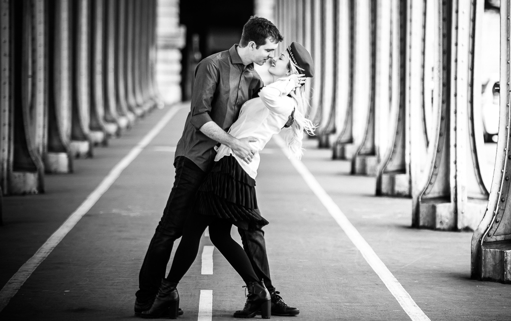 CCASAL dançando na PONTE BIR HAKEIN fotografado pelo FOtOGRAFO EM PARIS