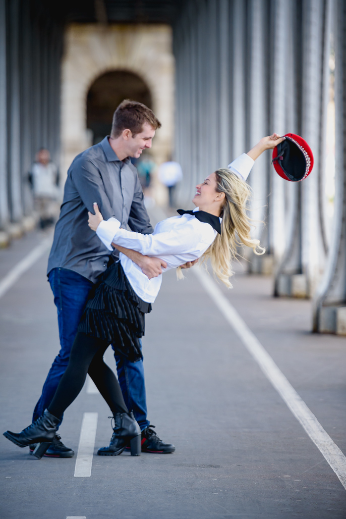 CASAL dançando na PONTE BIR HAKEIN fotografado pelo FOtOGRAFO EM PARIS